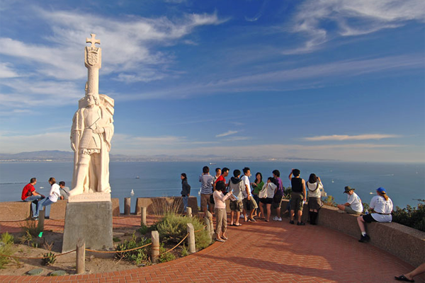 Eine Statue mit Blick auf den Ozean